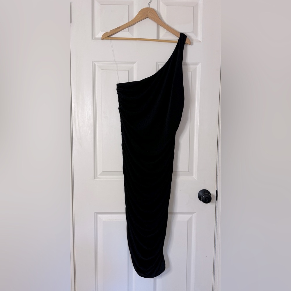 Lulus Black One Shoulder Rouched Midi Dress